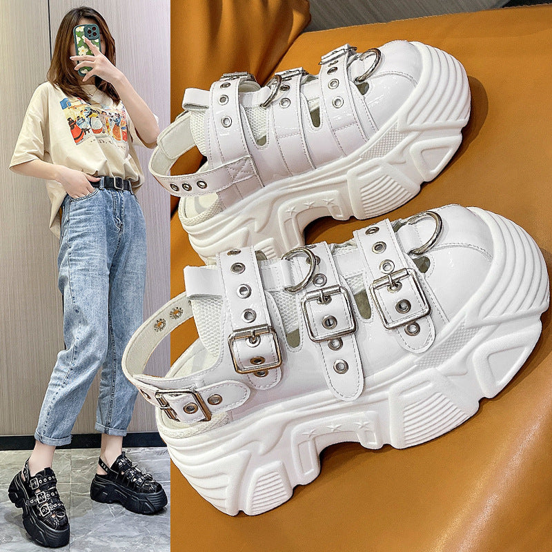 Damensandalen mit erhöhter dicker Sohle