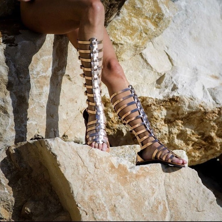 Flache Sandalen im römischen Gladiator-Stil mit offener Spitze