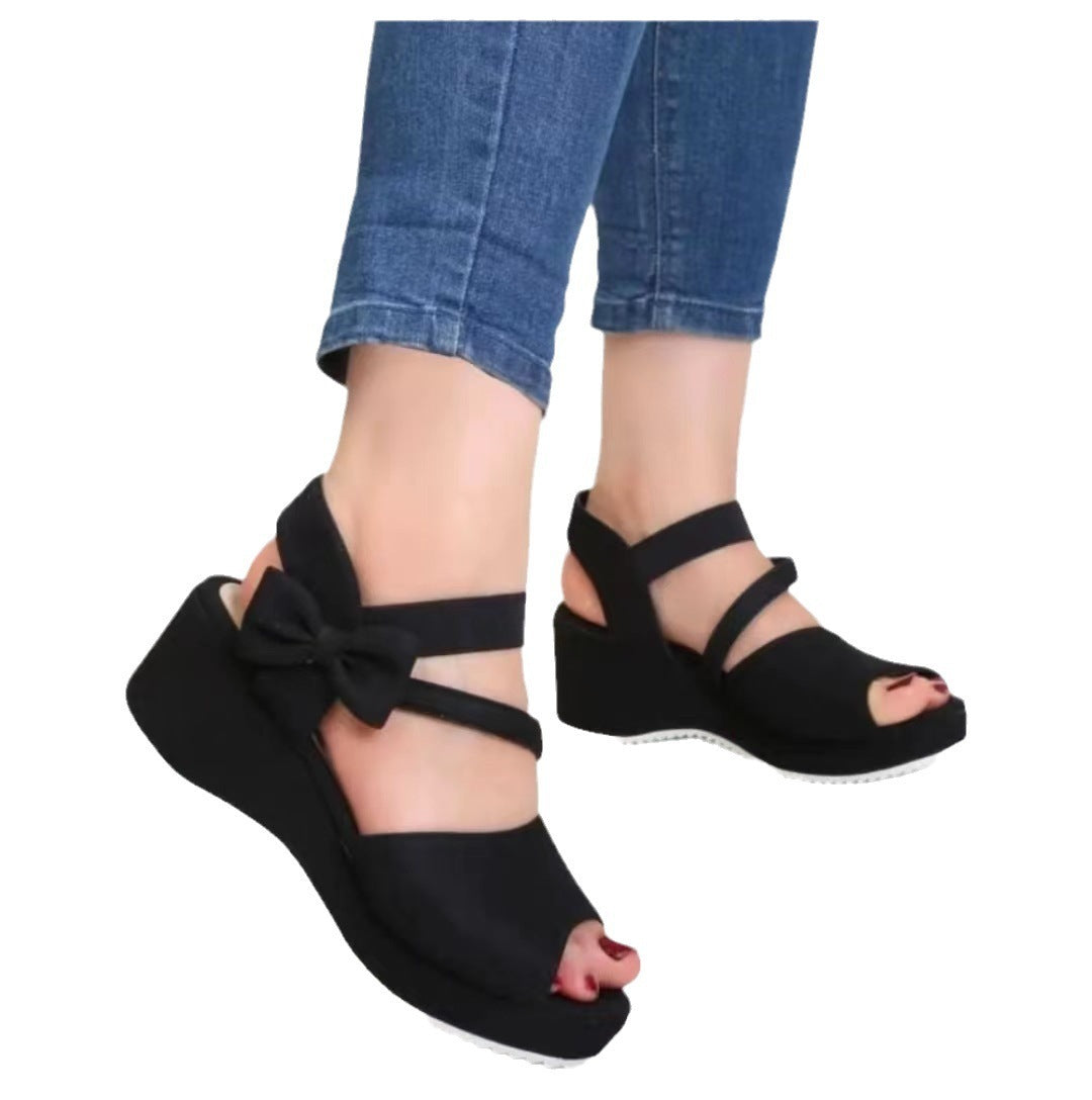 Peep-Toe-Sandalen aus Wildleder in Übergröße mit Keilabsatz