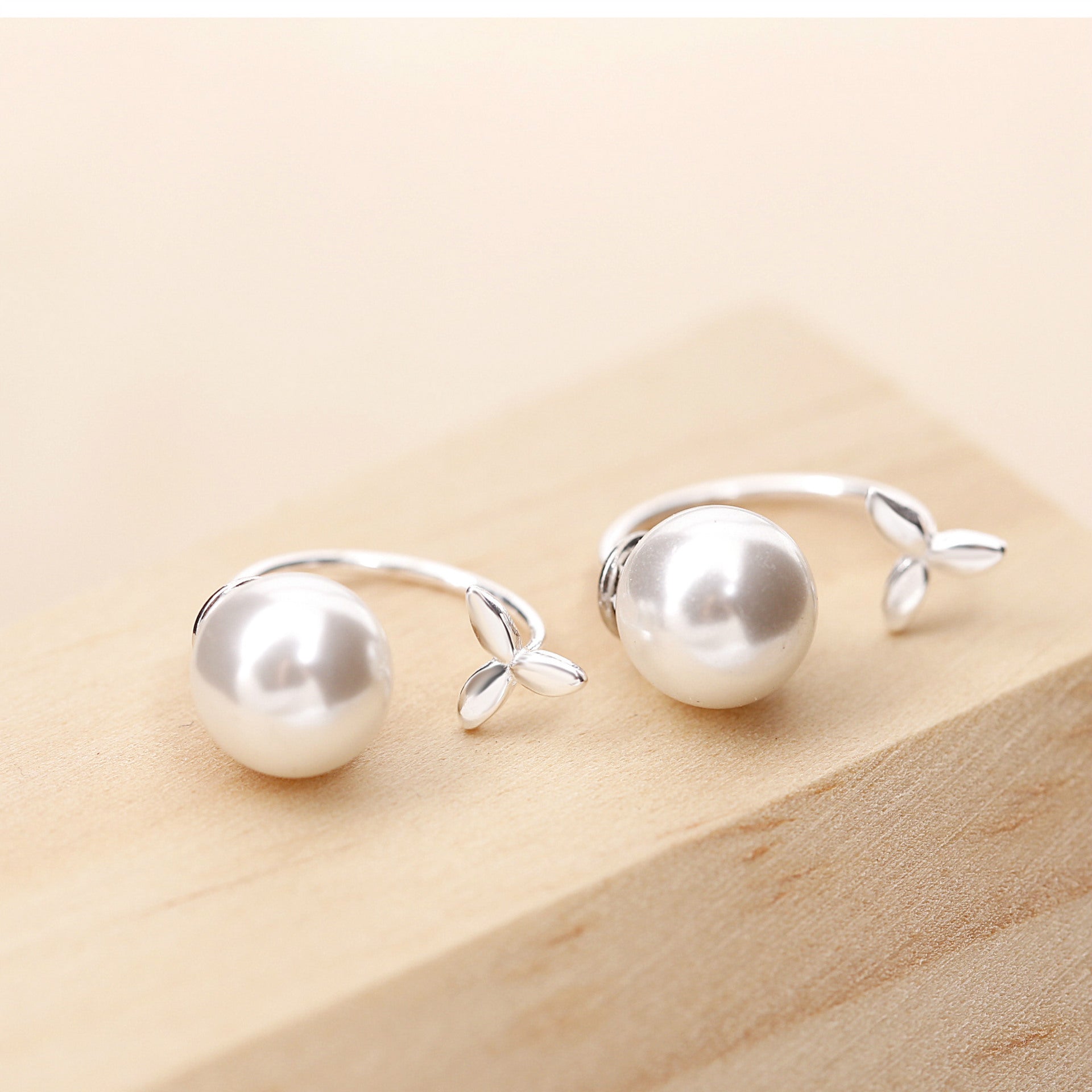 Grasförmiger Ohrstecker aus Sterlingsilber
