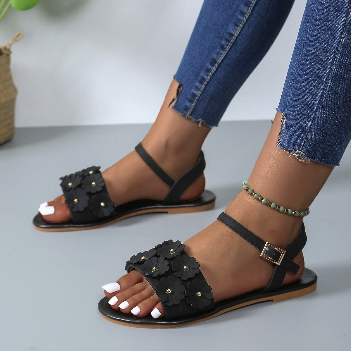 Flache Sandalen mit Retro-Blumenschnalle