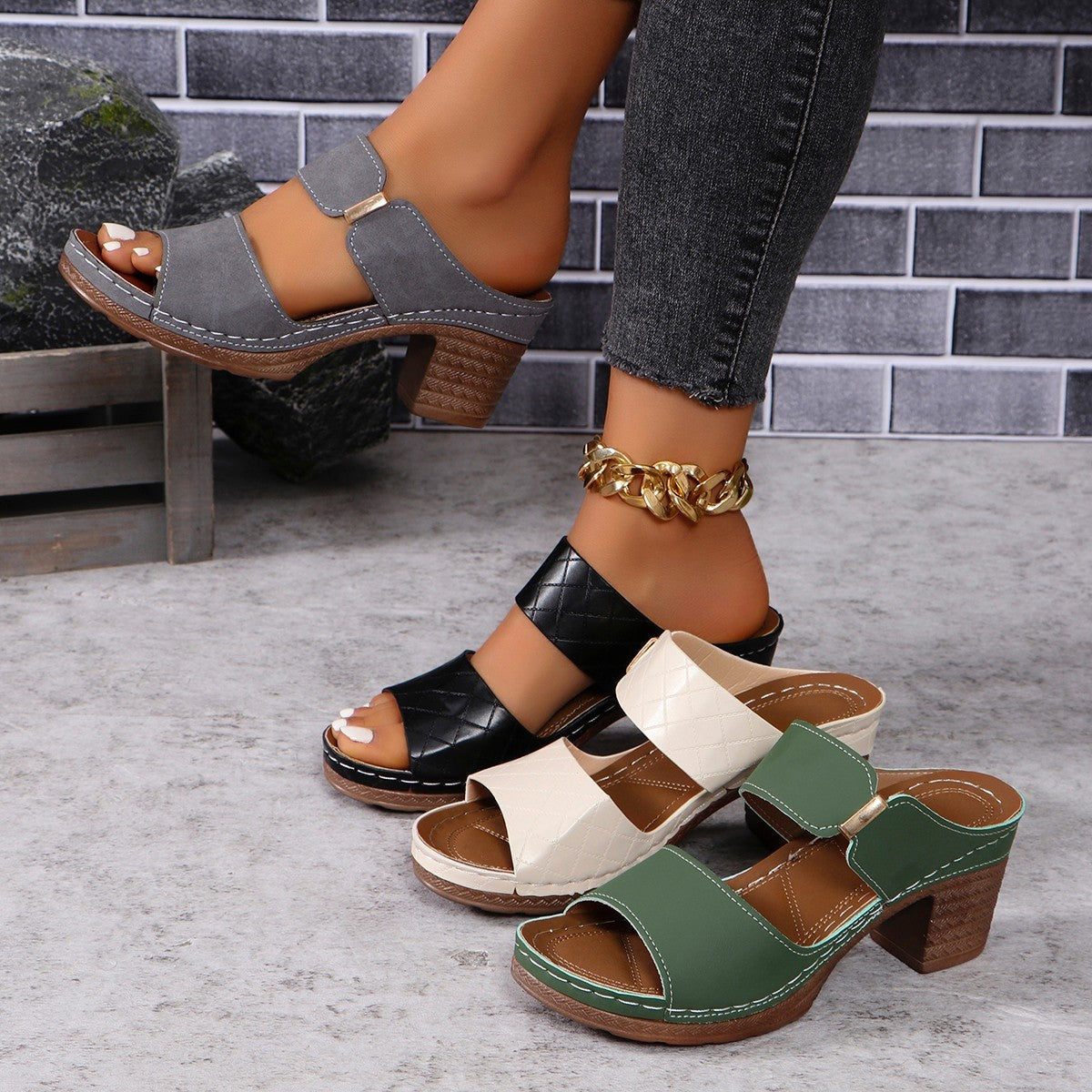 Karierte Sandalen mit klobigem Absatz für Damen