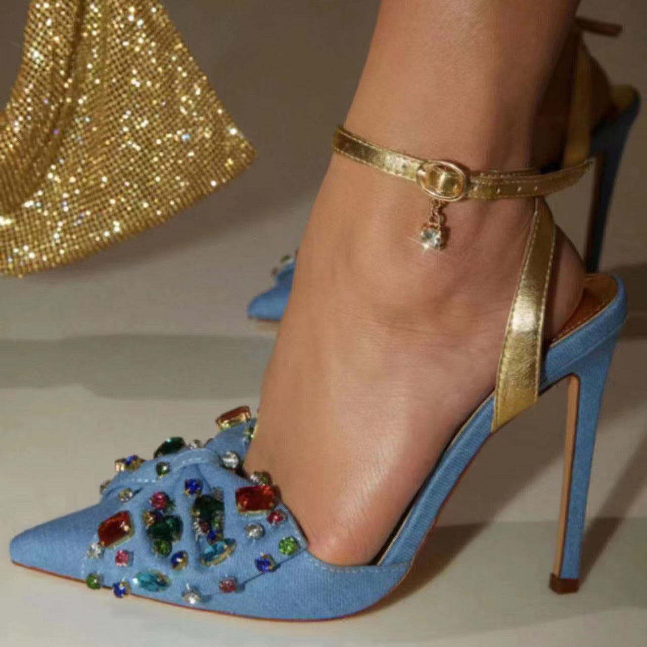 Sandalen mit Absatz und Schleife in Übergröße