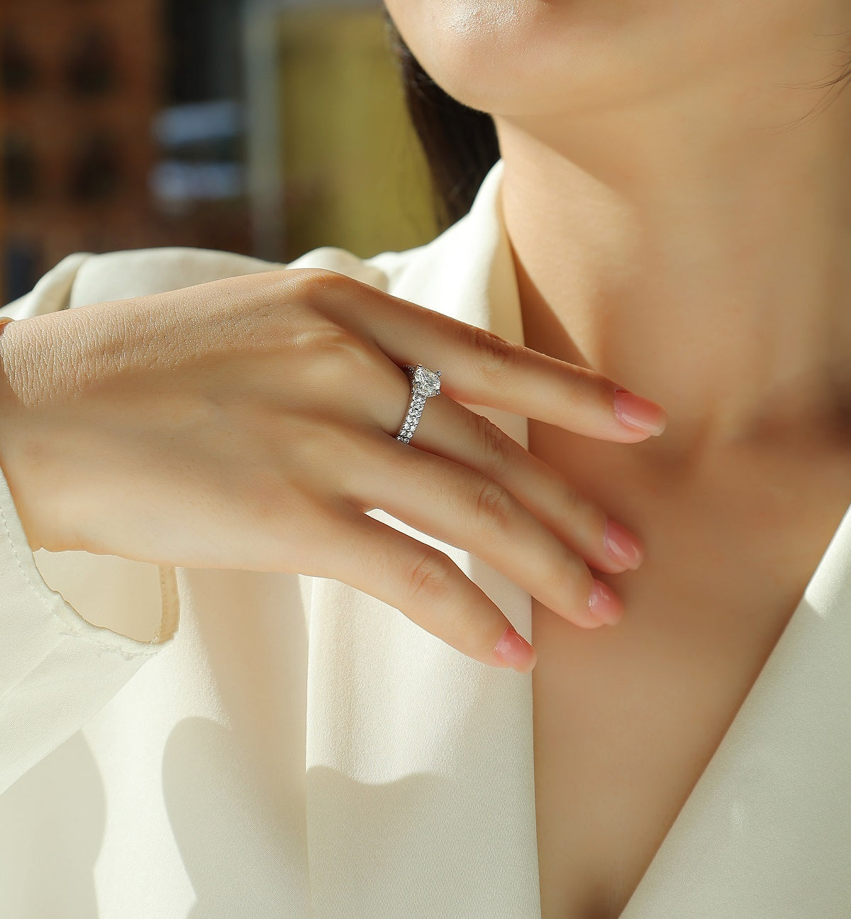 Große Moissanit-Trauringe arrangieren