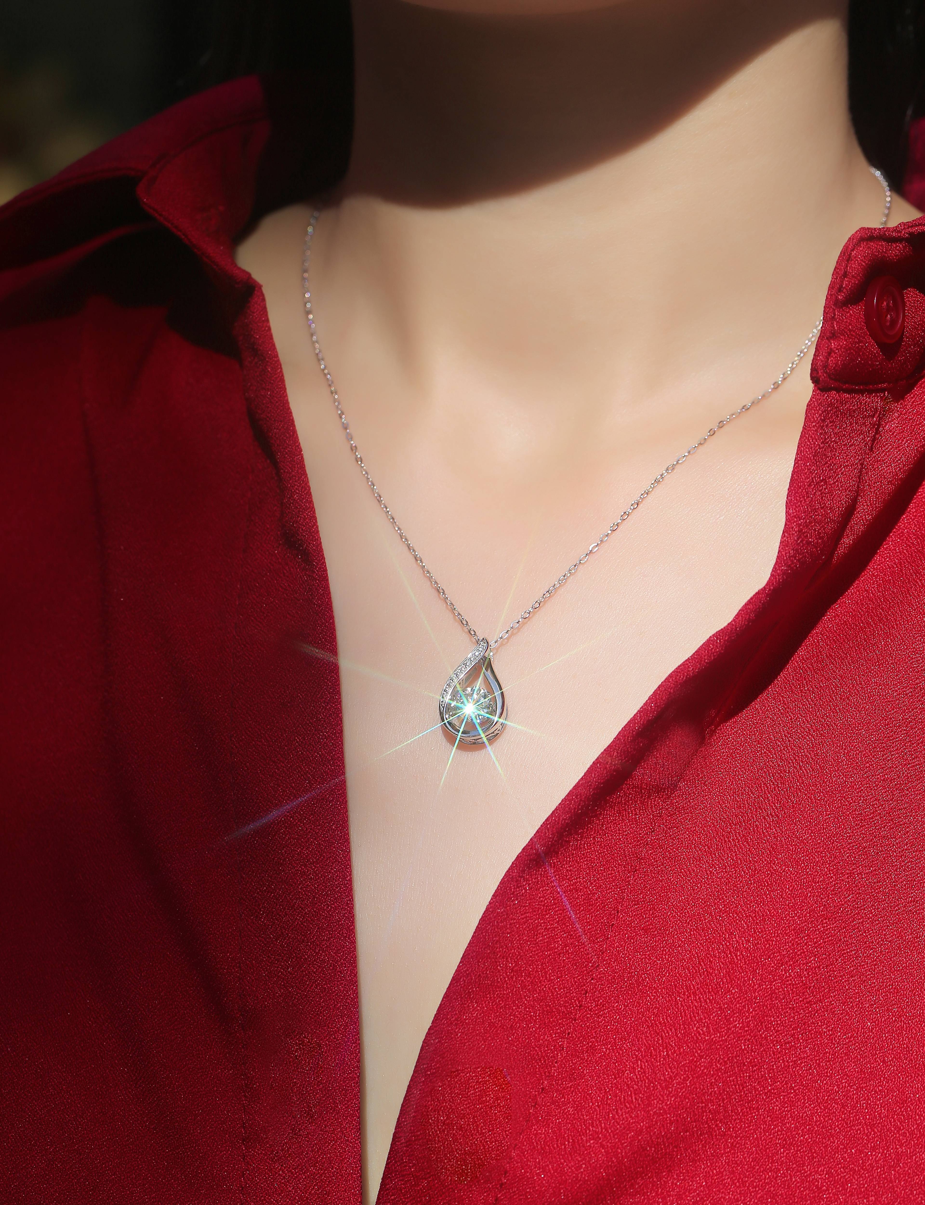 Elegante Halskette mit Diamant-Anhänger in Tropfenform