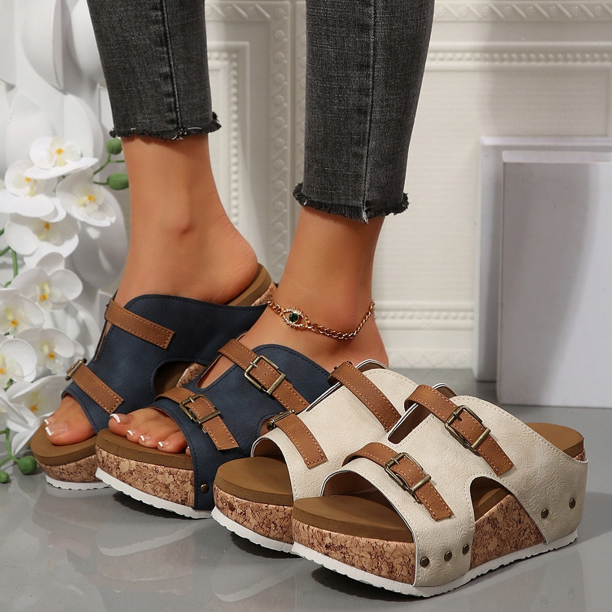 Römische Sandalen mit Keilabsatz und Schnalle