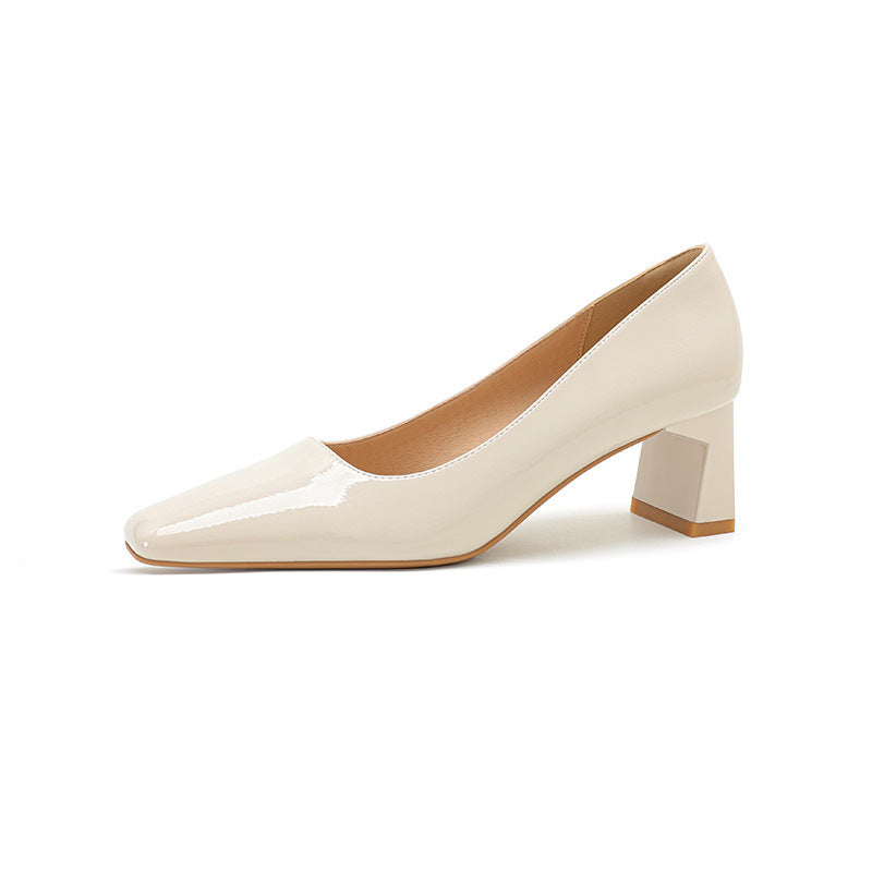 Klassische Pumps aus Lackleder mit quadratischer Zehenpartie