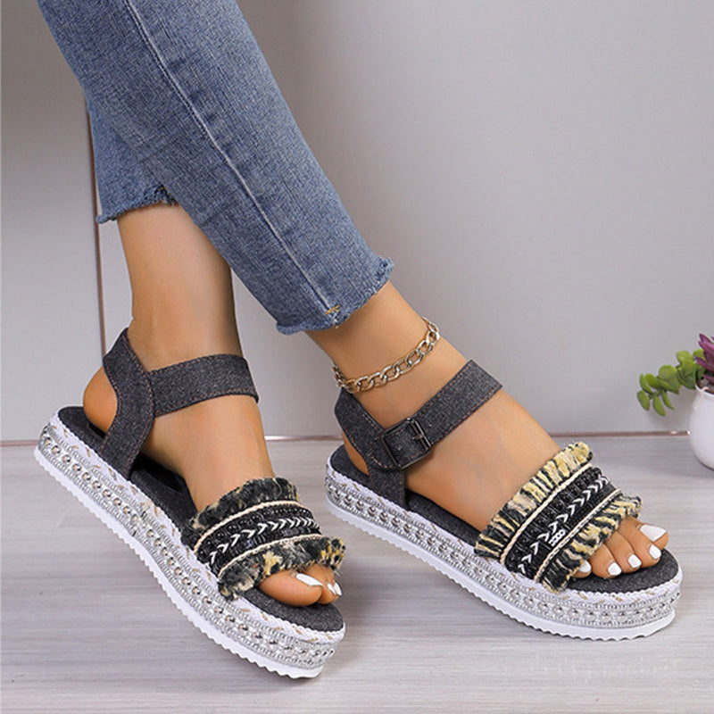 Flache Denim-Sandalen mit Quaste und ethnischem Muster