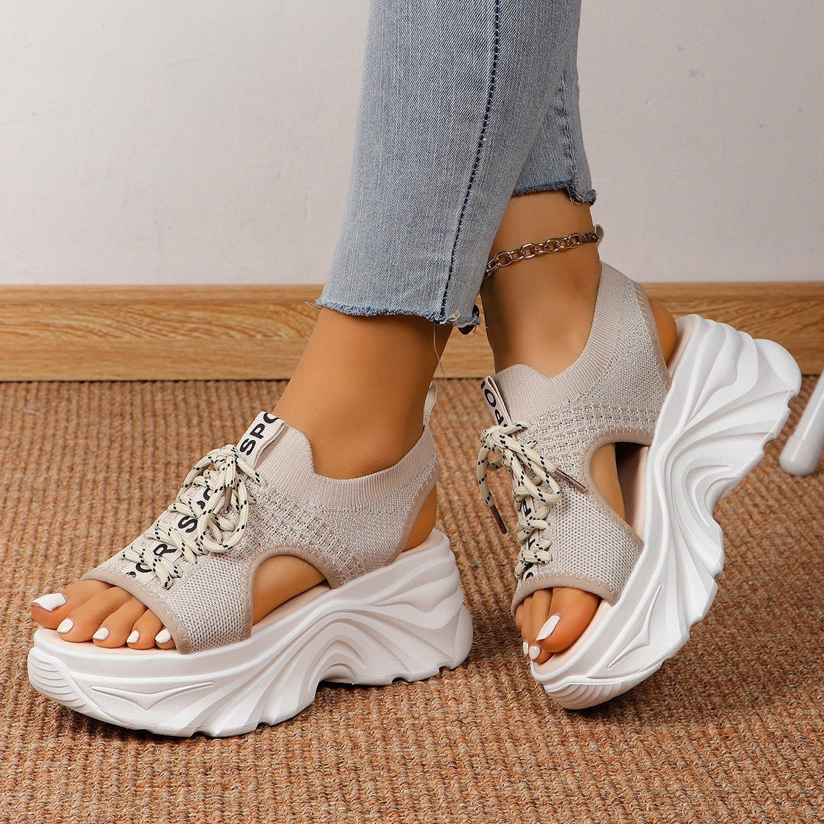 Sport-Sandalen mit hohlem Mesh und mittlerem Absatz