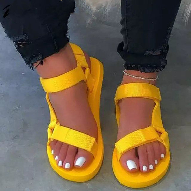 Große, flache, lässige Strandsandalen