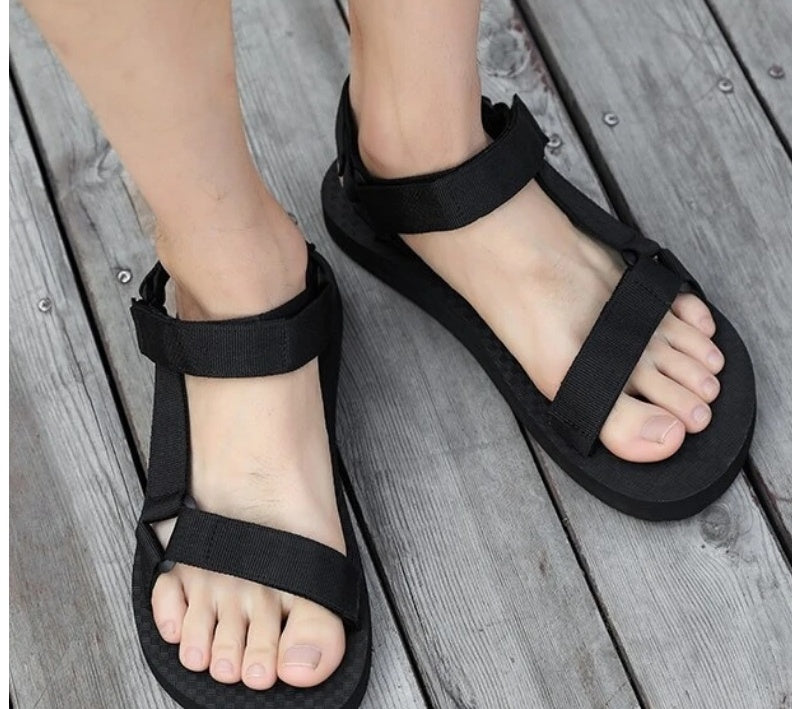 Große, flache, lässige Strandsandalen