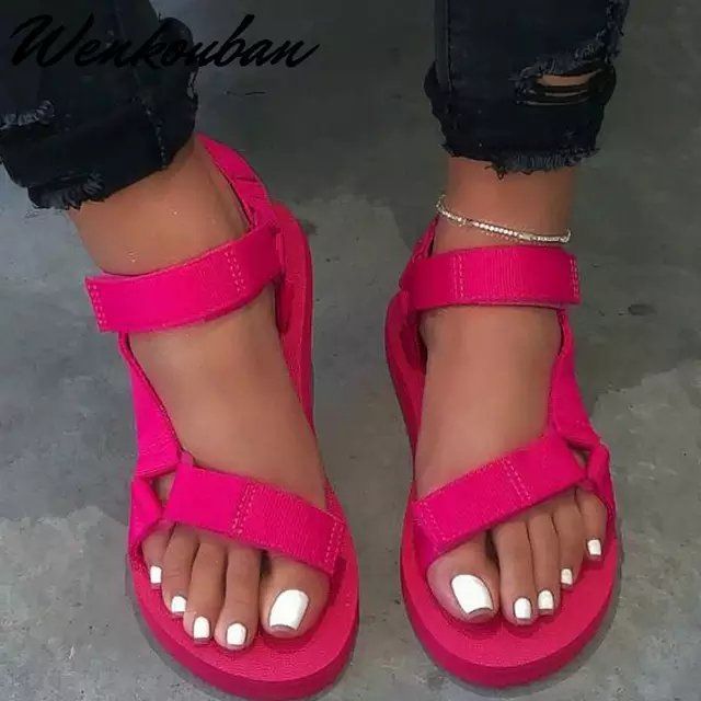 Große, flache, lässige Strandsandalen