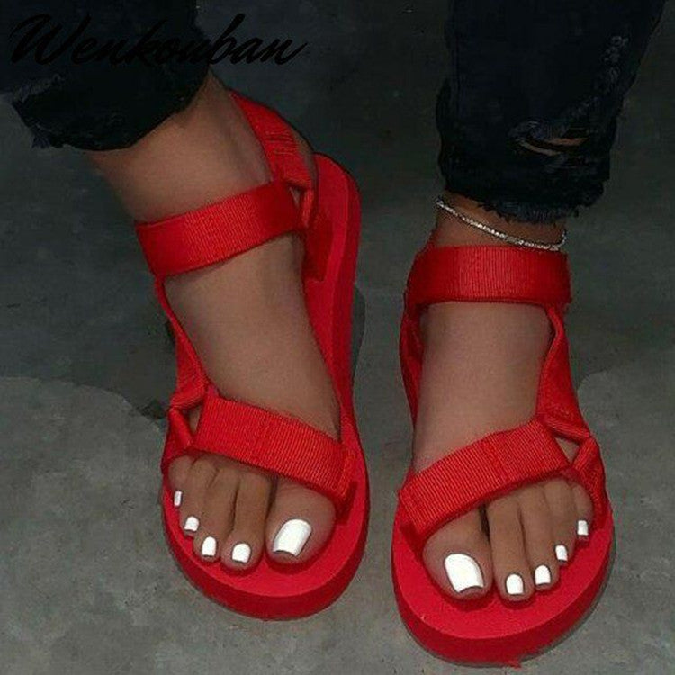 Große, flache, lässige Strandsandalen