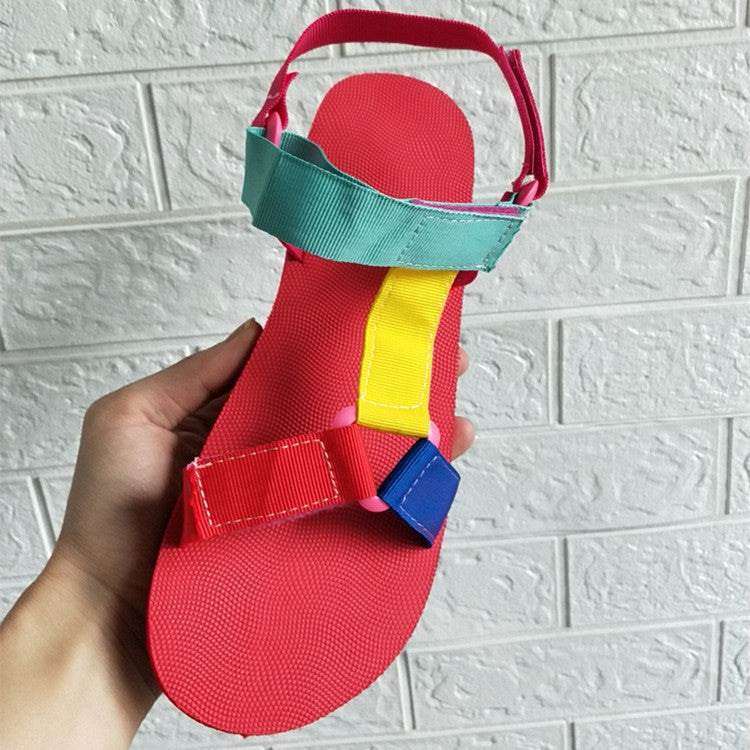 Große, flache, lässige Strandsandalen