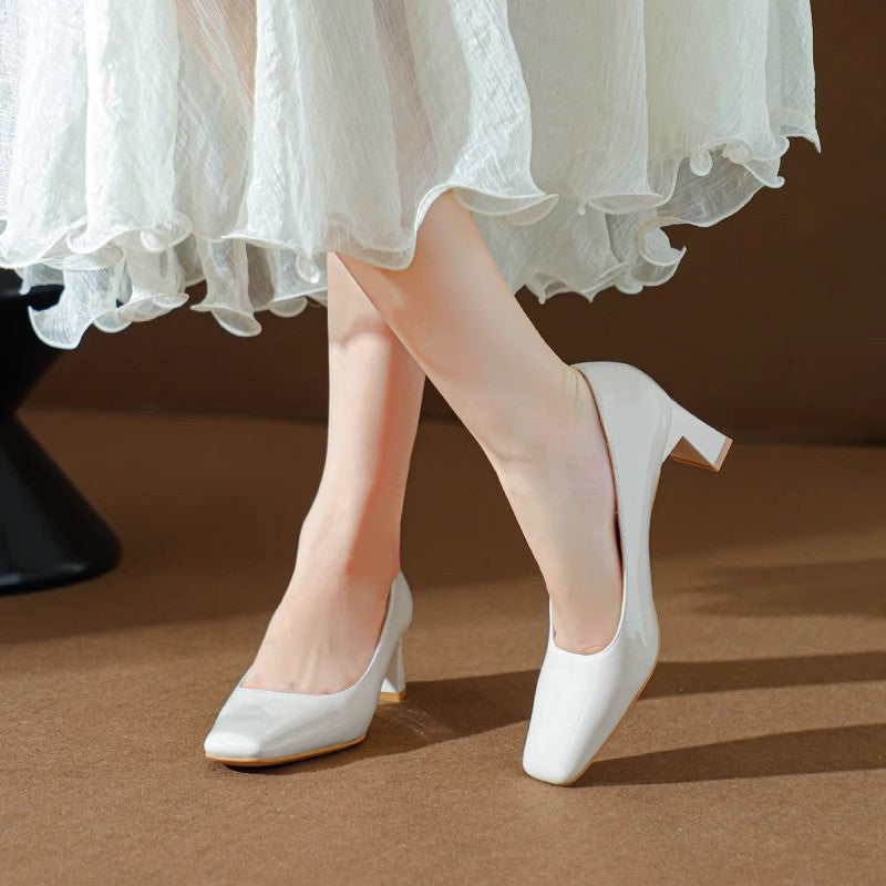 Klassische Pumps aus Lackleder mit quadratischer Zehenpartie
