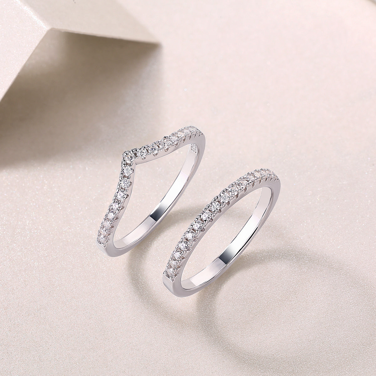 Silberring mit Kronendiamanten und Moissanit