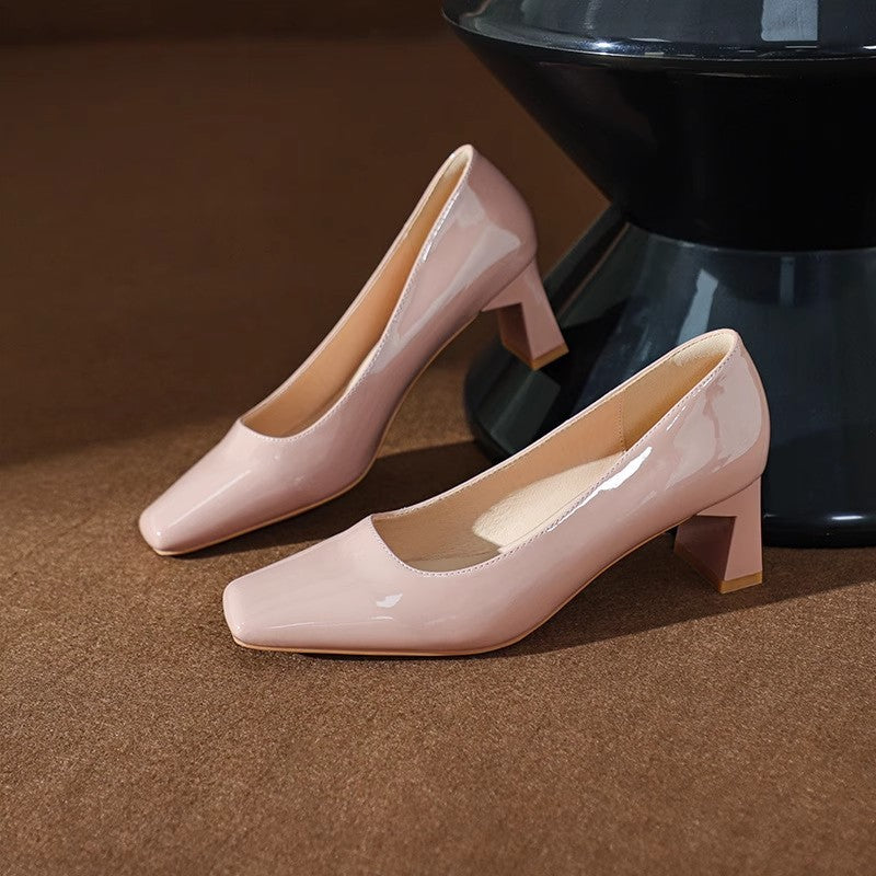 Klassische Pumps aus Lackleder mit quadratischer Zehenpartie