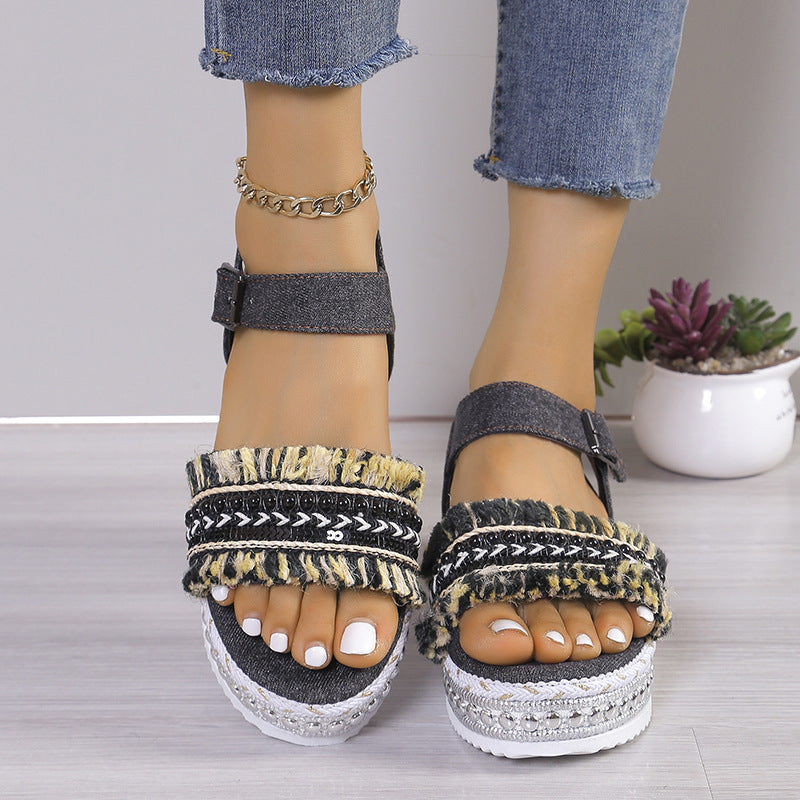 Flache Denim-Sandalen mit Quaste und ethnischem Muster