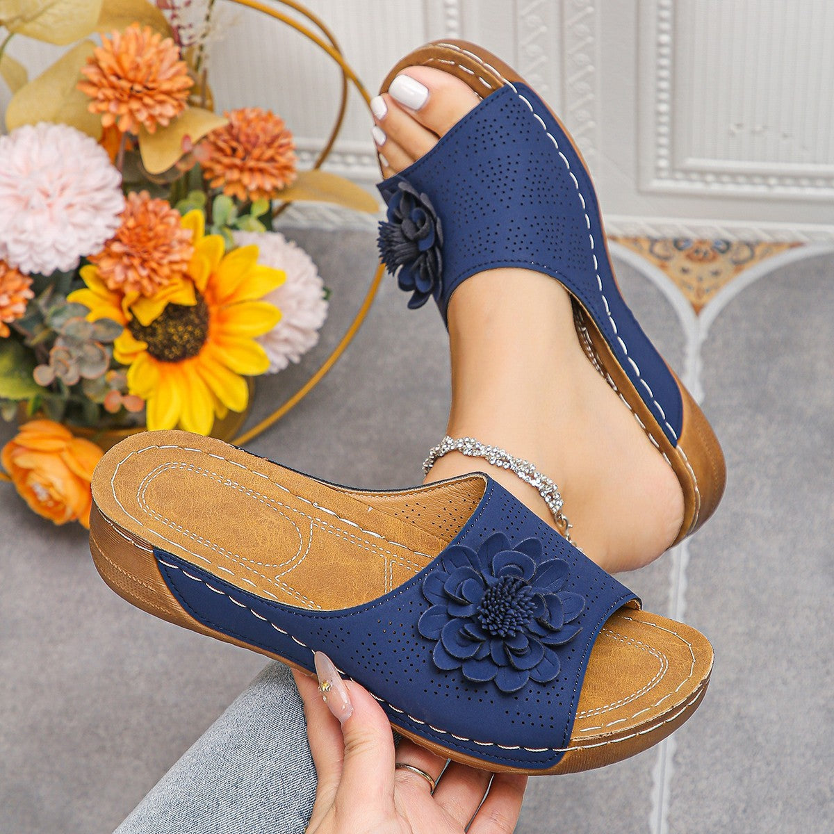 Retro-Sandalen mit Blumenkeil
