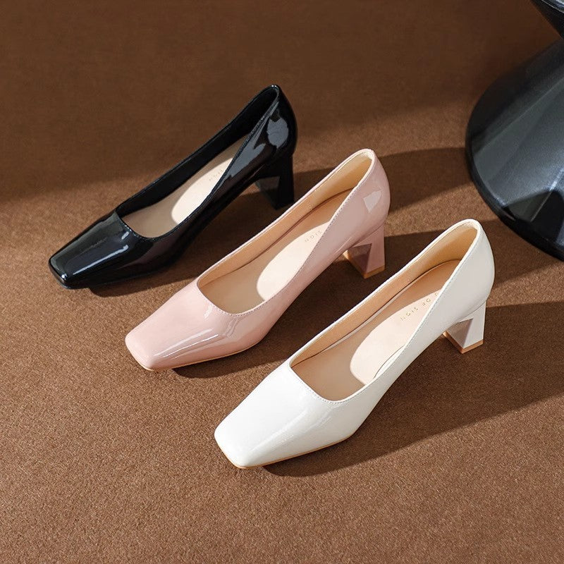 Klassische Pumps aus Lackleder mit quadratischer Zehenpartie