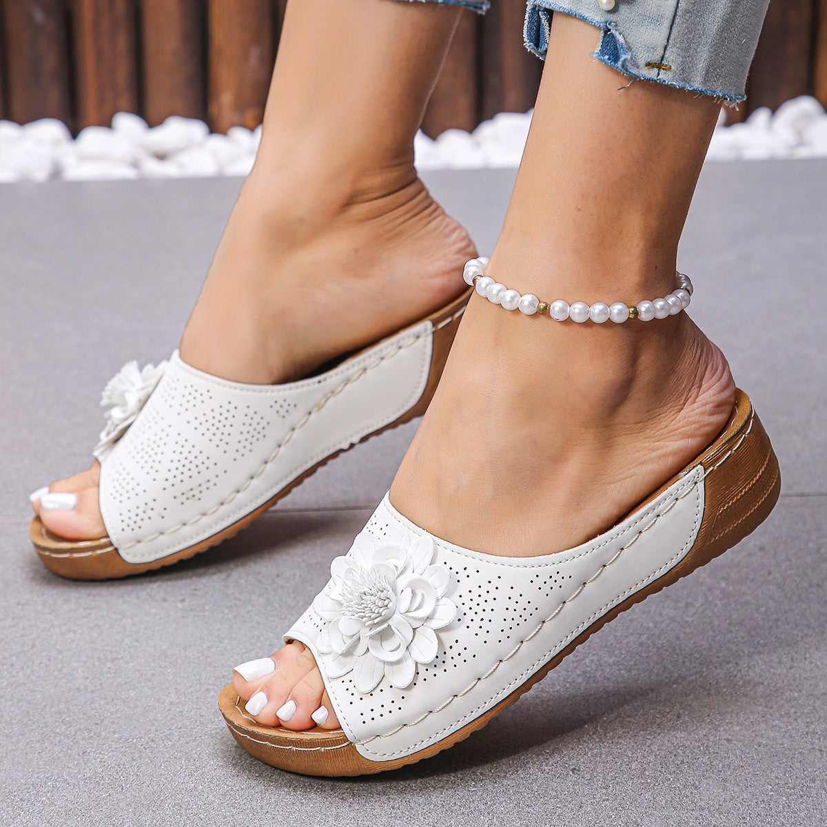 Retro-Sandalen mit Blumenkeil