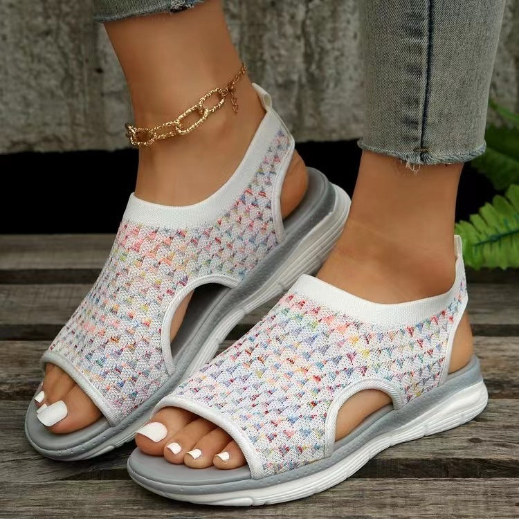 Neue flache Sommersandalen für Damen