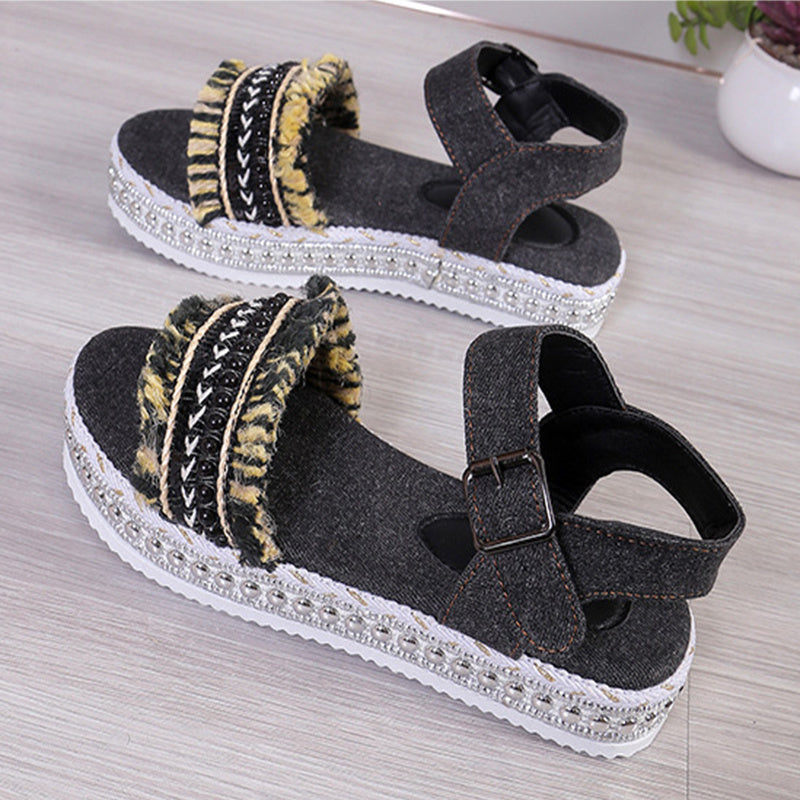 Flache Denim-Sandalen mit Quaste und ethnischem Muster
