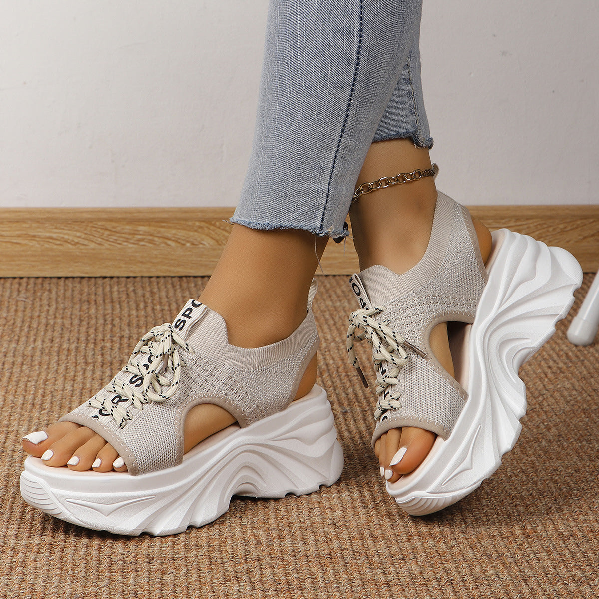Sport-Sandalen mit hohlem Mesh und mittlerem Absatz