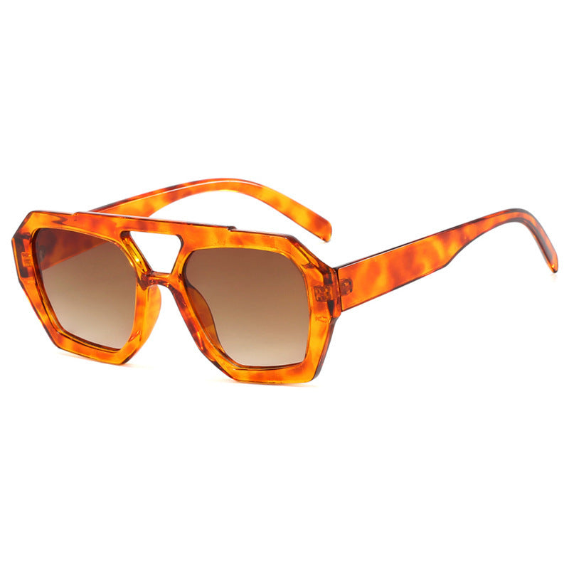 Strandsonnenbrille mit großem Rahmen und Leopardenmuster