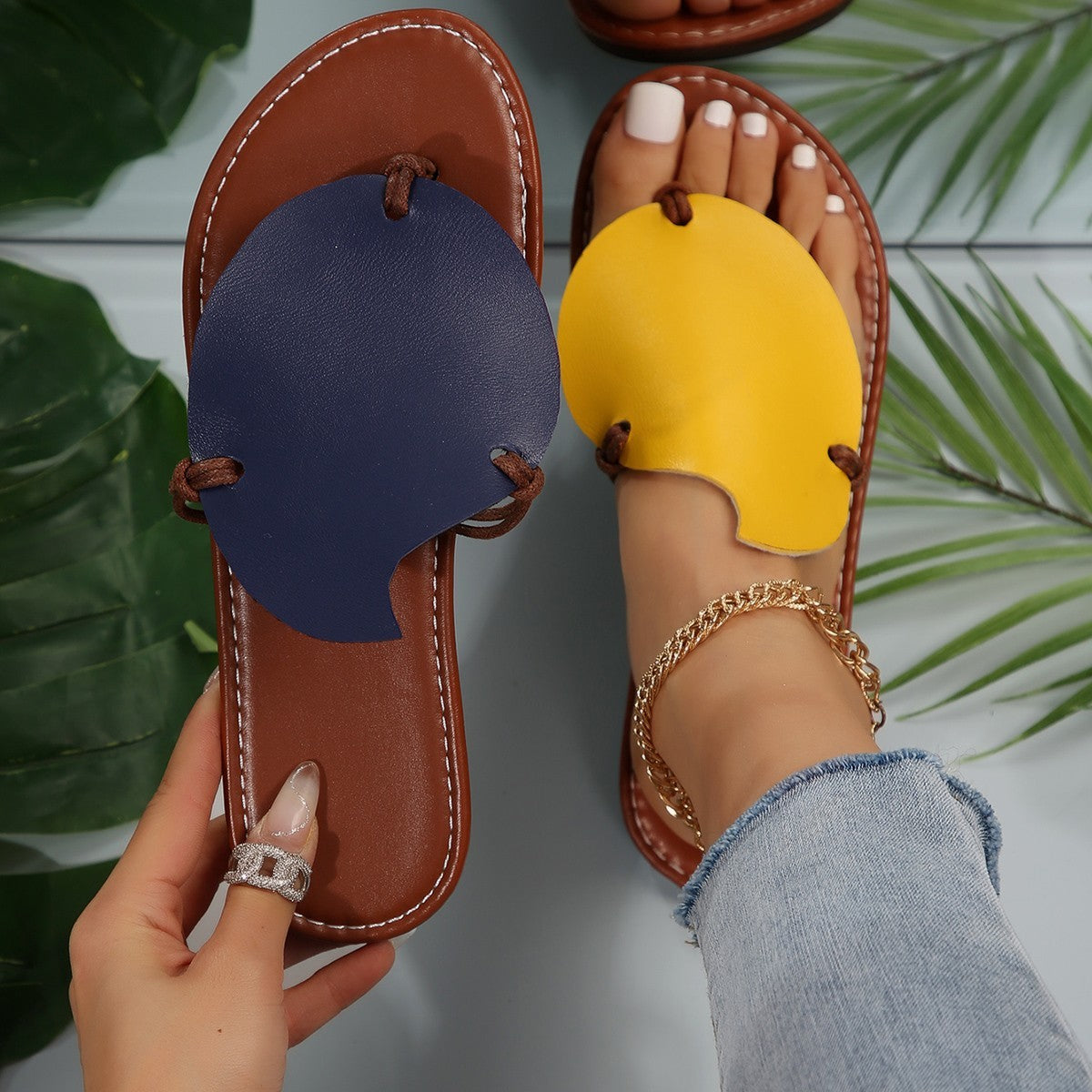Lässige Sandalen mit Clip-Toe und farblich abgestimmter Sohle