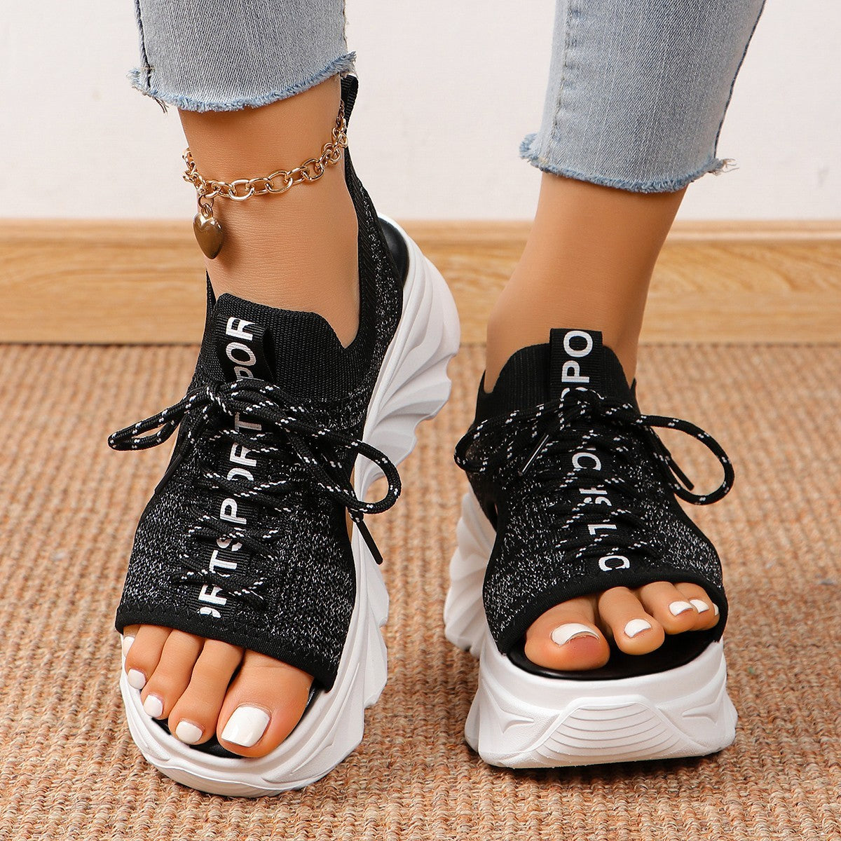 Sport-Sandalen mit hohlem Mesh und mittlerem Absatz