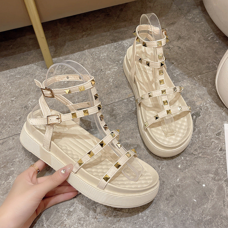 Flache Sandalen mit Nieten im Feen-Stil