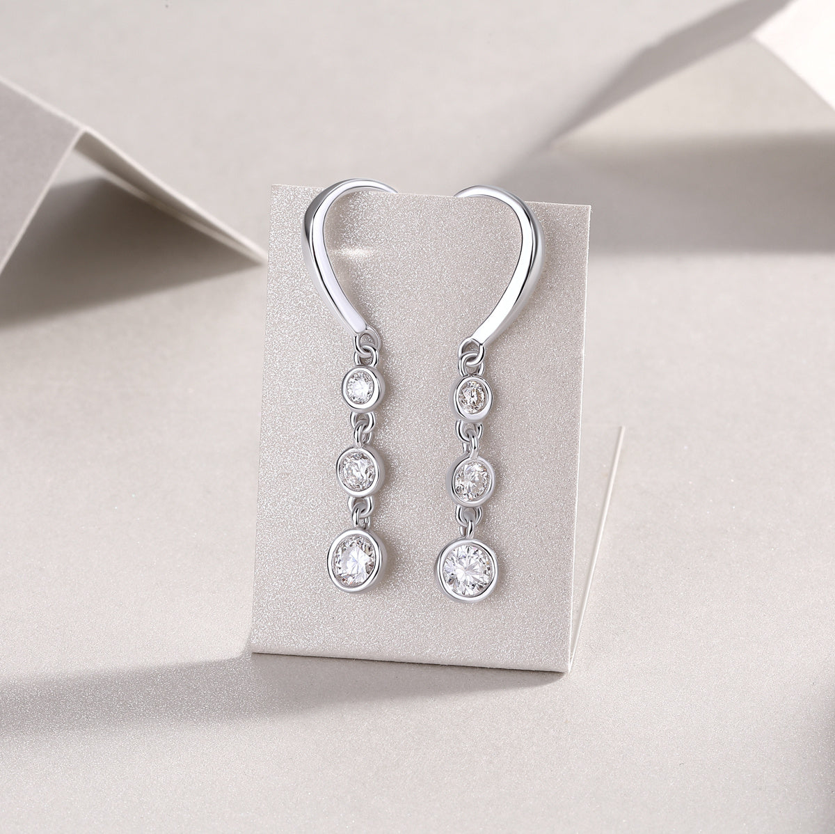 Klassische Moissanit-Ohrringe mit mehreren Diamanten