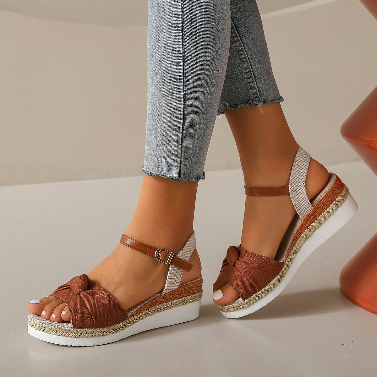 Sandalen mit Schleife und Seilschnalle