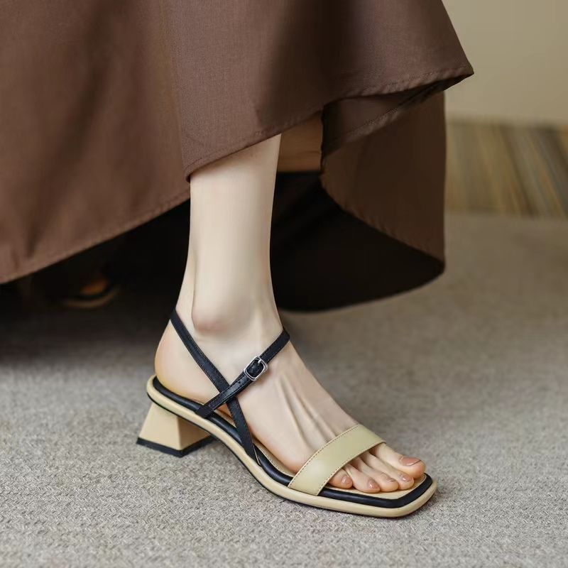 Sandalen mit Knöchelriemen und klobigem Absatz