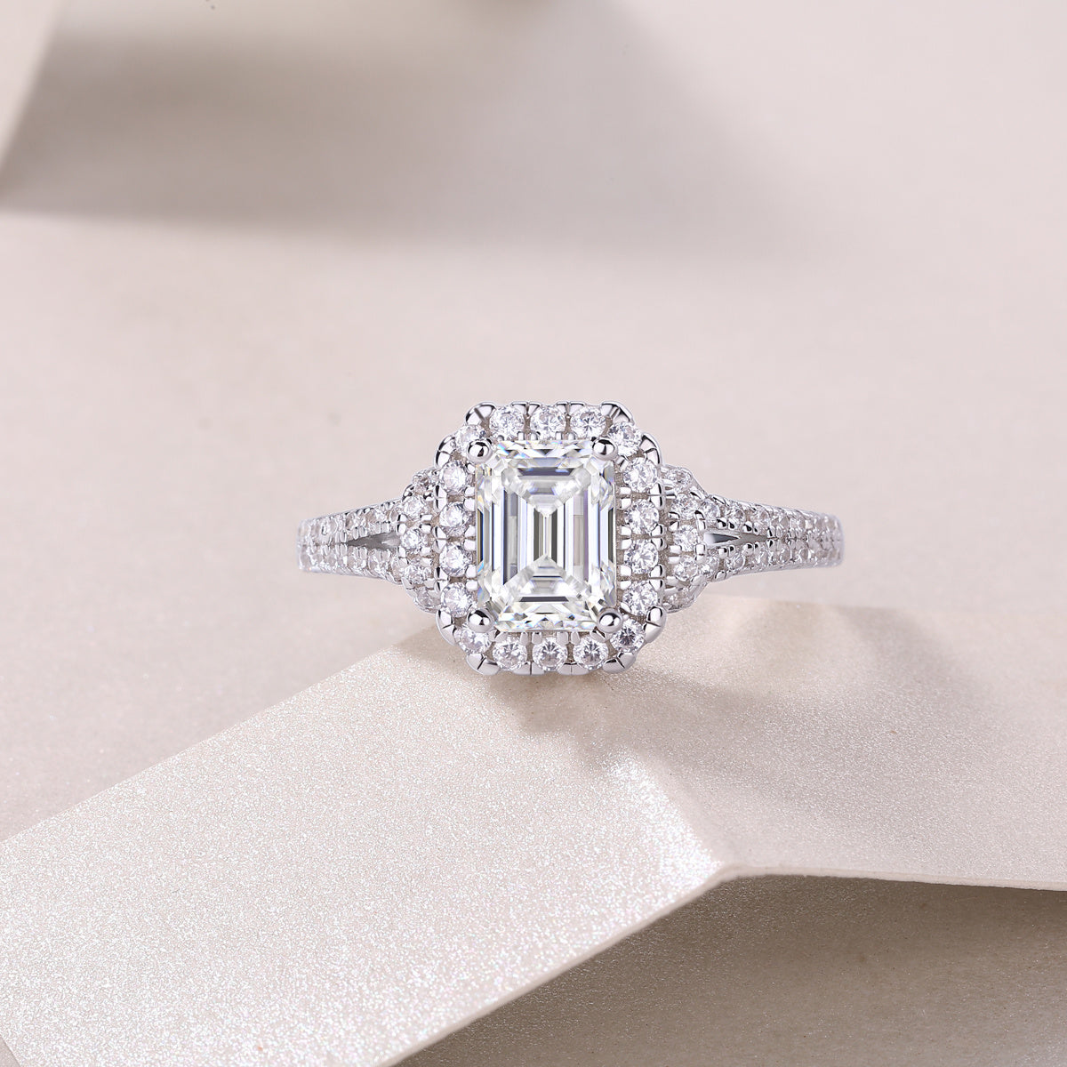 Quadratischer Moissanit-Silberring mit Diamanten