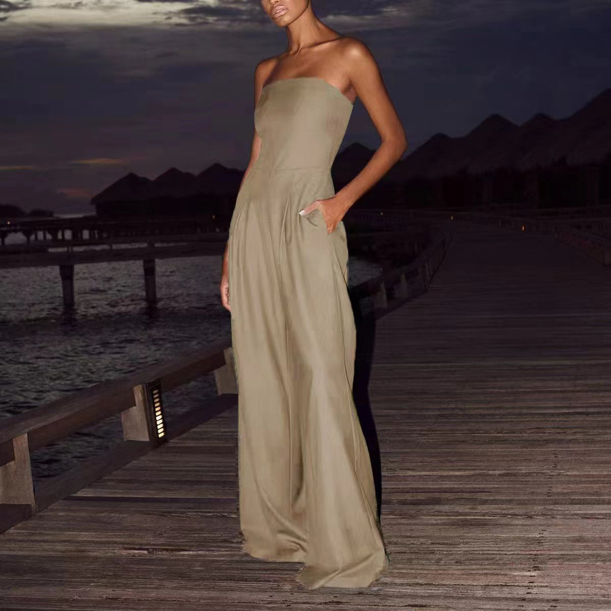 Lockerer rückenfreier Jumpsuit mit weitem Bein