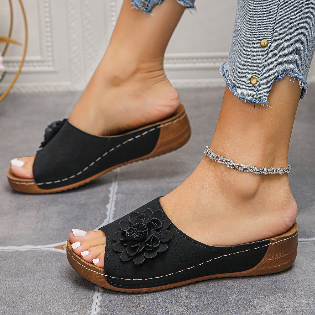 Retro-Sandalen mit Blumenkeil