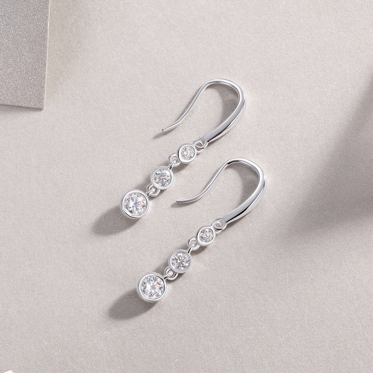 Klassische Moissanit-Ohrringe mit mehreren Diamanten