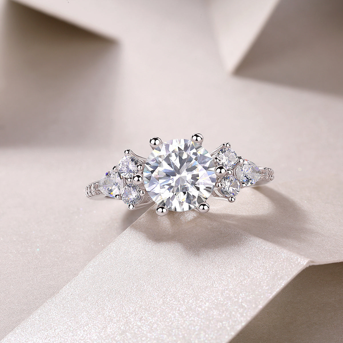 Luxuriöser Silberring mit Moissanit-Diamanten