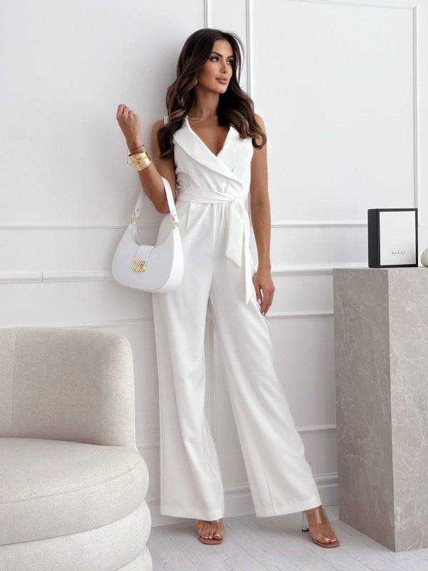 Ärmelloser Jumpsuit mit V-Ausschnitt und Gürtel