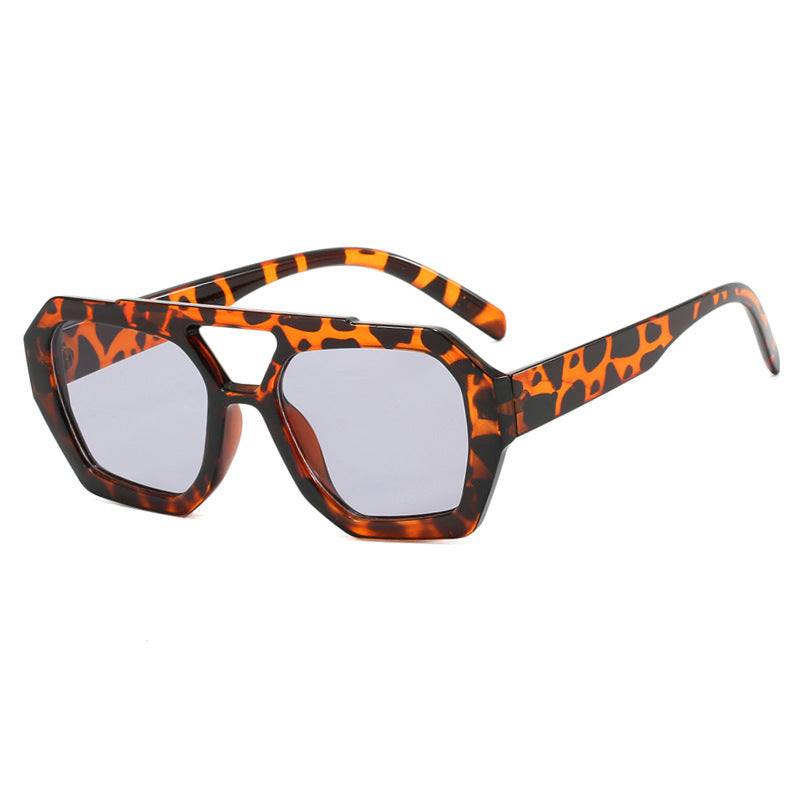 Strandsonnenbrille mit großem Rahmen und Leopardenmuster