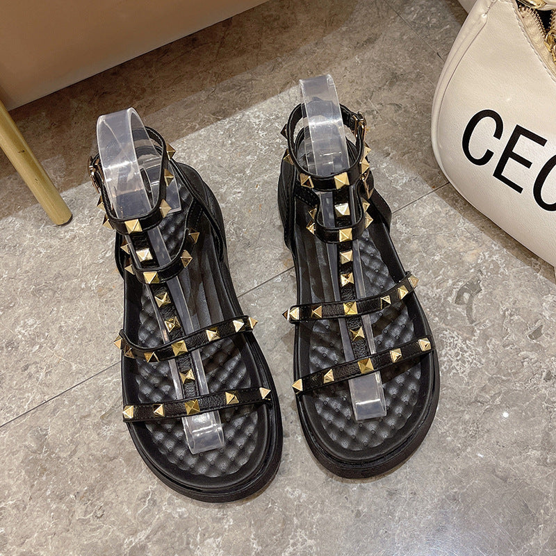 Flache Sandalen mit Nieten im Feen-Stil