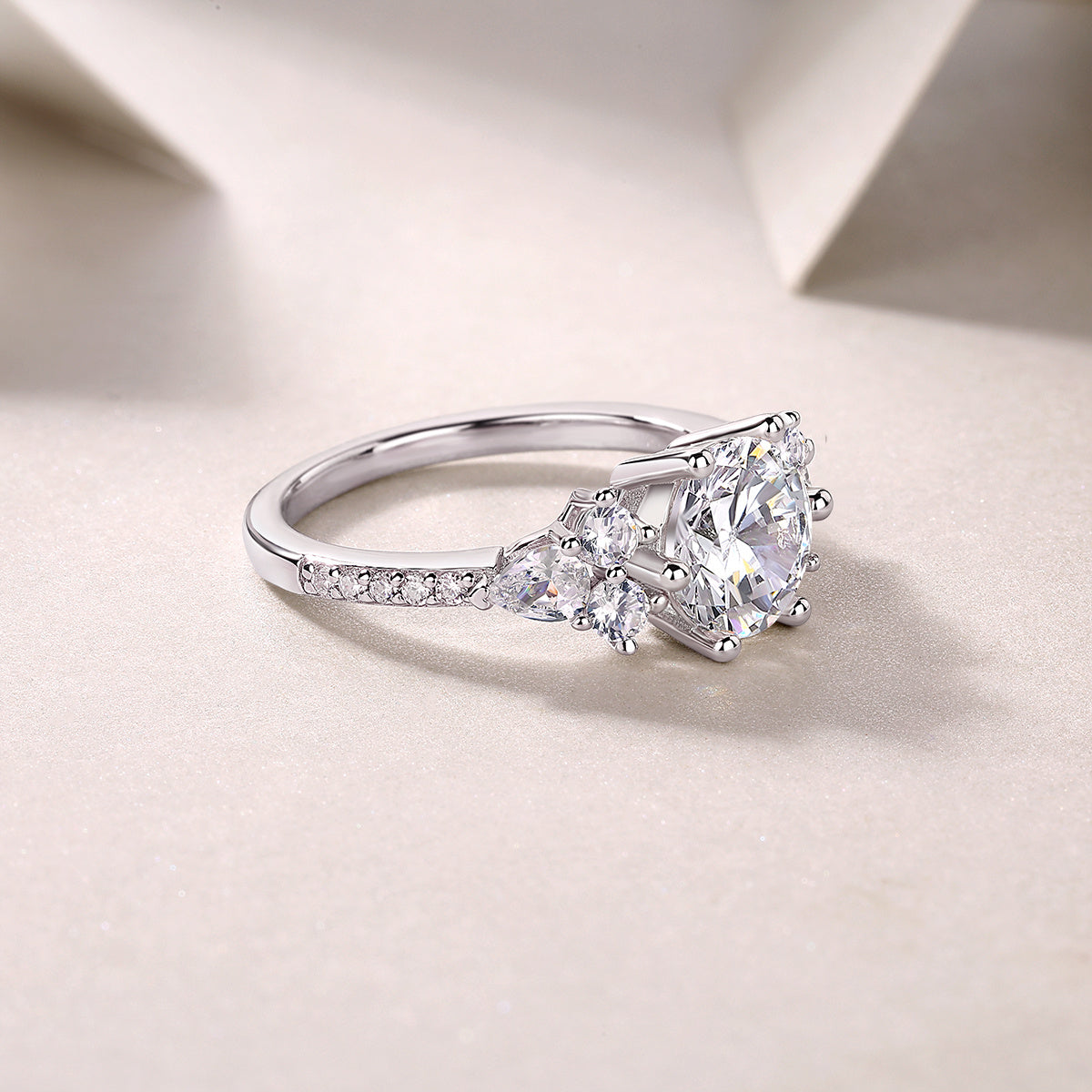 Luxuriöser Silberring mit Moissanit-Diamanten